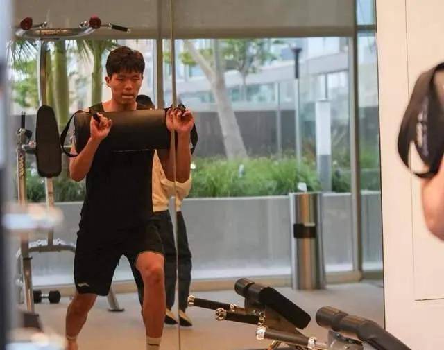 主动揽责!杨瀚森反思输球:第一次背靠背腿不听使唤了的简单介绍