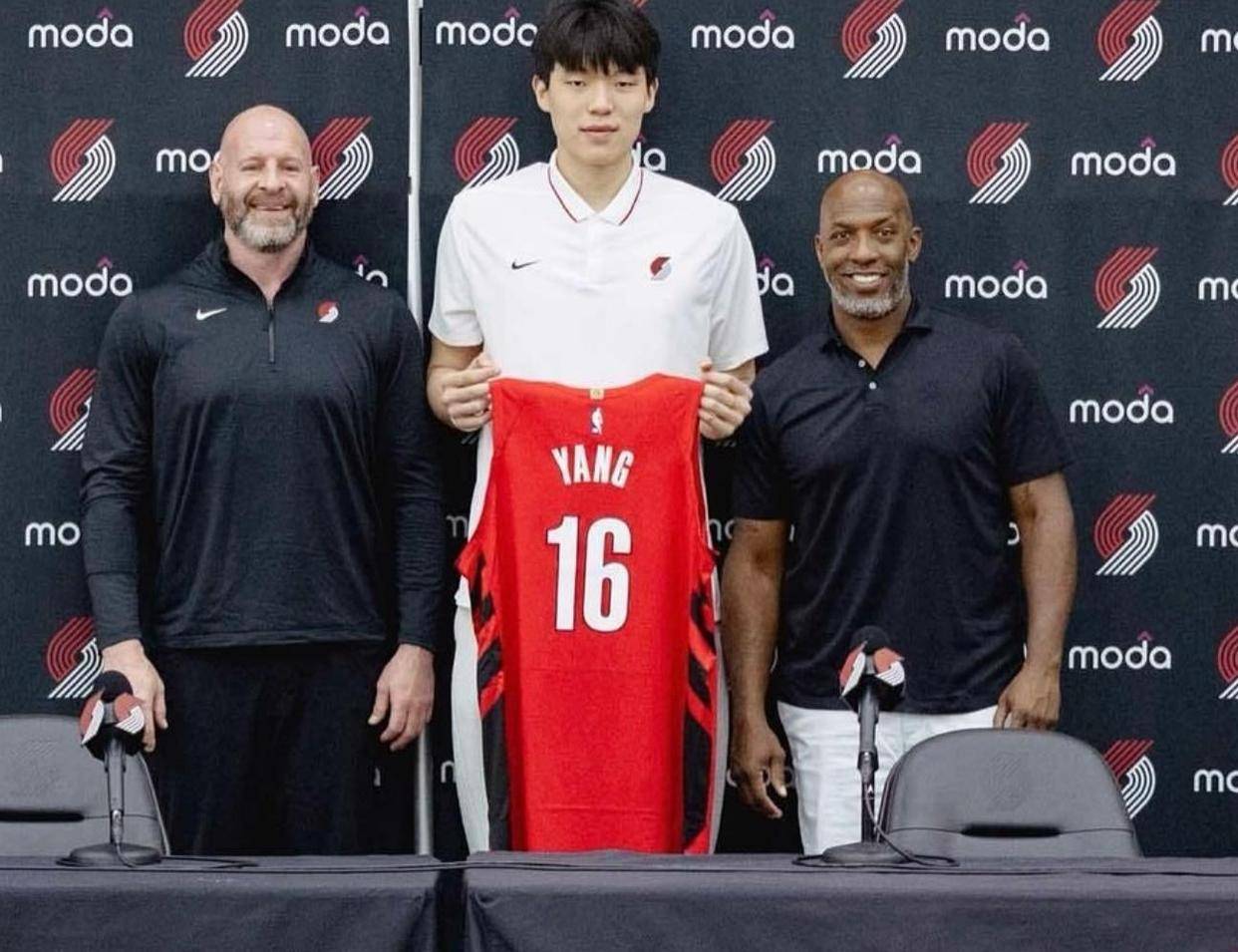 三亿体全站-杨瀚森父母启程前往美国陪儿子参加NBA选秀大会的简单介绍