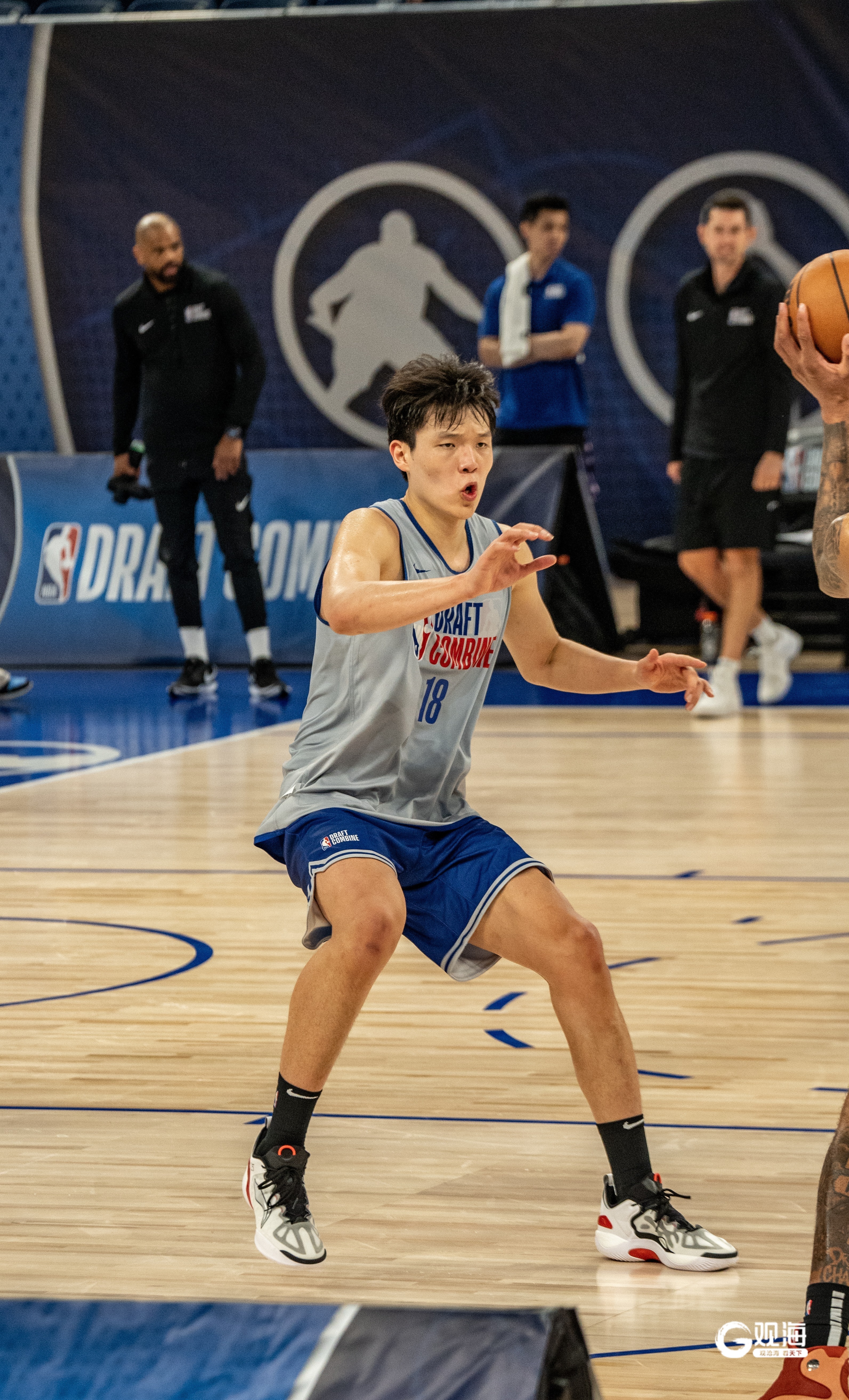 杨瀚森父母启程前往美国陪儿子参加NBA选秀大会的简单介绍