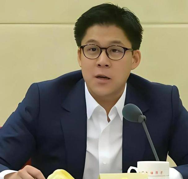 三亿体育入口-包含21岁中国香港球员仅两天遭解约中甲俱乐部考虑因辱骂中国球迷的词条