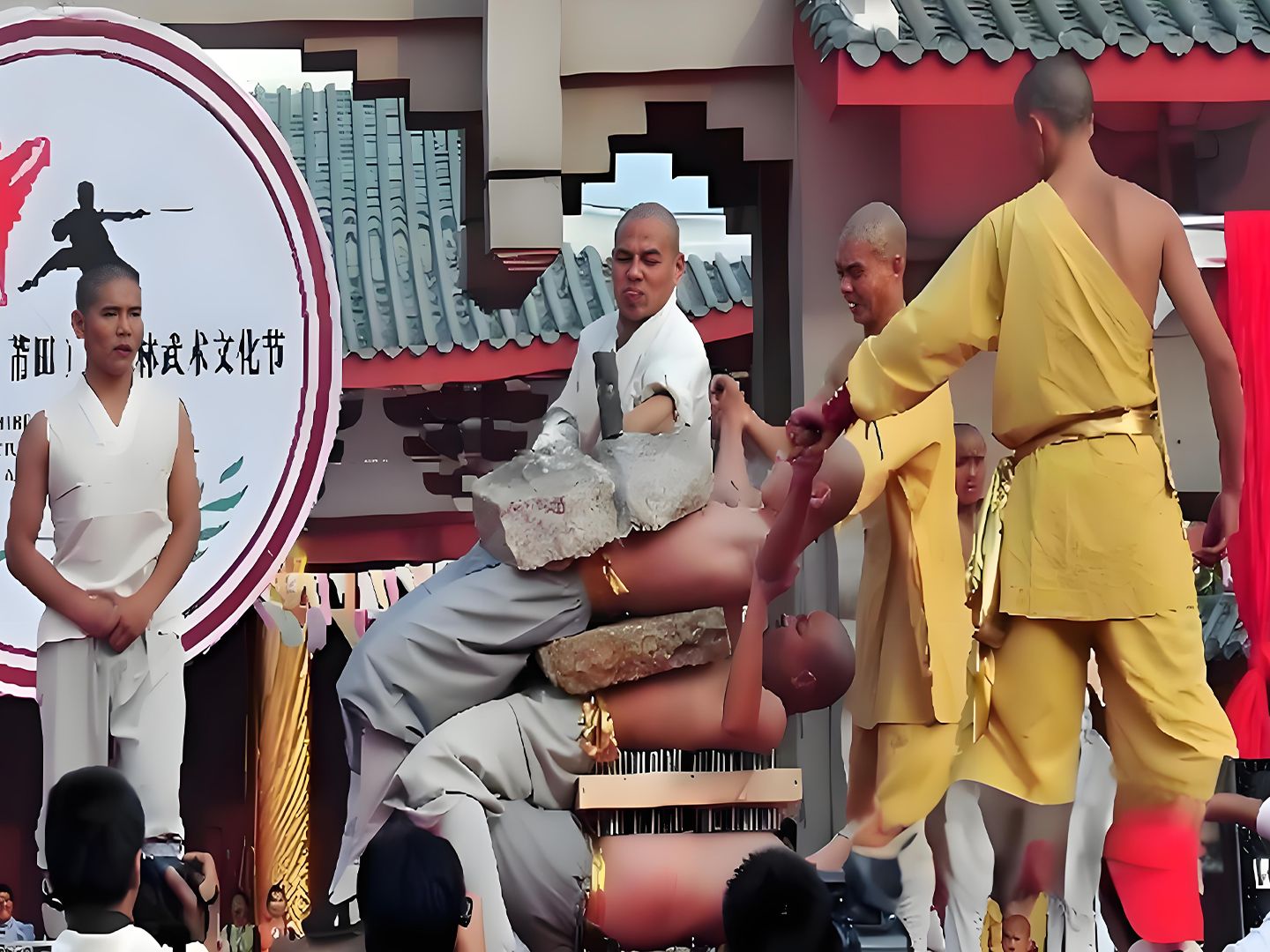 少林功夫表演吸引观众驻足