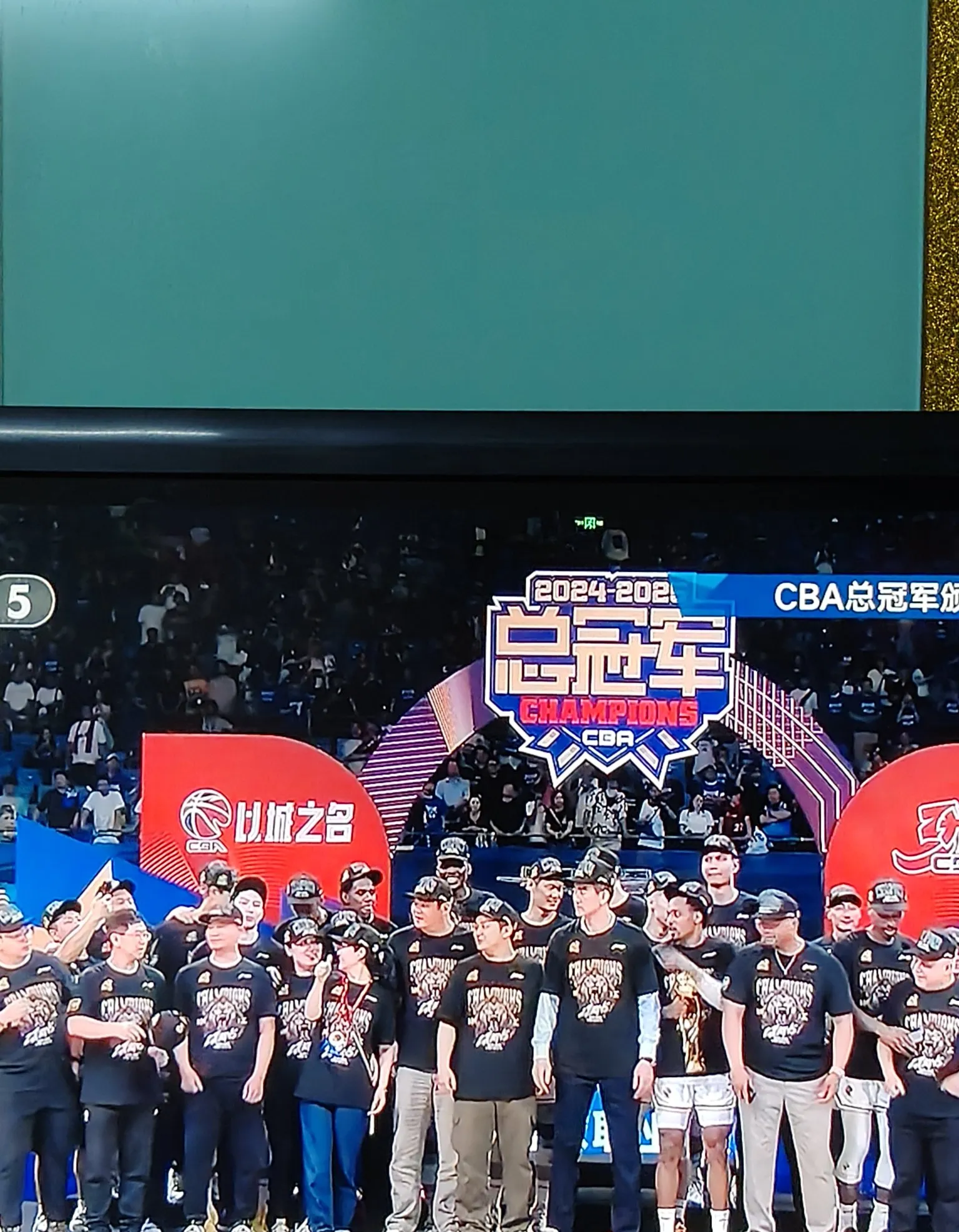昔日篮坛传奇现身NBA比赛领奖